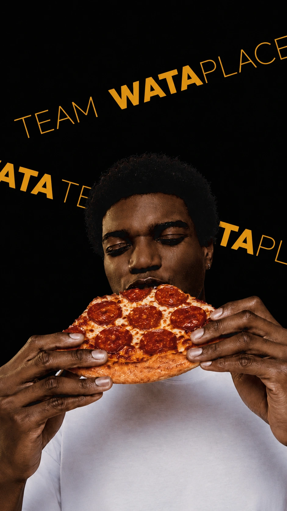 Watapizza — chico comiendo una pizza de pepperoni